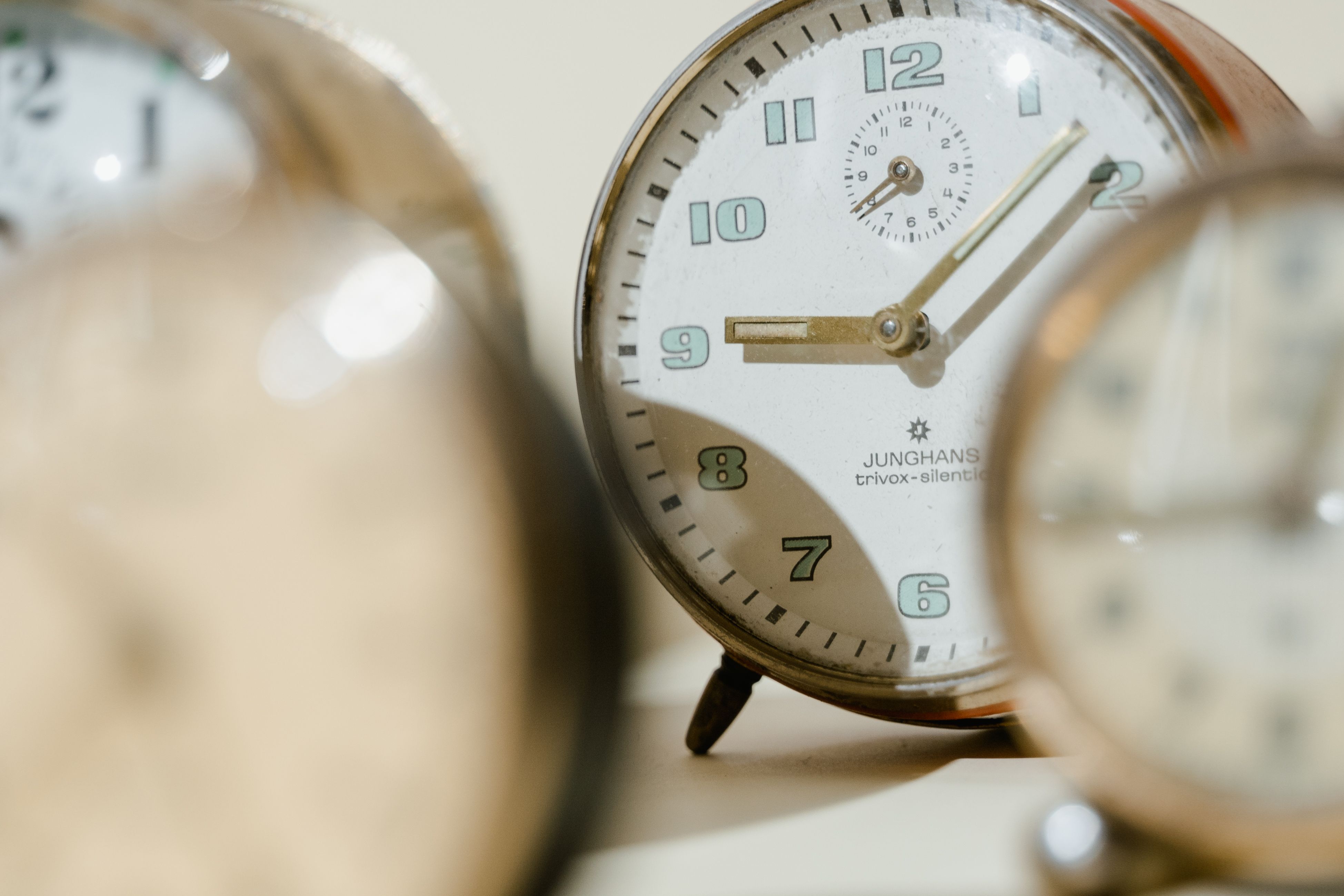 Junghans Max Bill Automatic saatinin açık renk kadran ve deri kayış görünümü